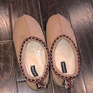 DAKINE faux sheepskin lined slippers size 9-10